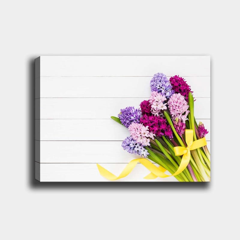 Lerretsbilde 70x100 cm - Fargerik bukett med hyasinter med gul sløyfe - Lilla / Rosa / Gul - Interiør - Maleri & posters - Lerretsbilder
