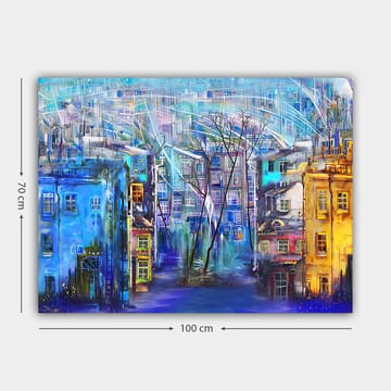 Lerretsbilde 70x100 cm - Fargerik bybilde med hus i forskjellige nyanser og trær under en regnfull himmel - Blå / Gul / Lilla - Interiør - Maleri & posters - Lerretsbilder