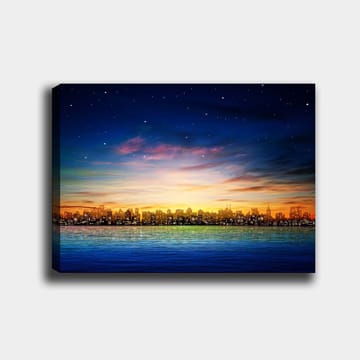 Lerretsbilde 70x100 cm - Fargerik byutsikt ved solnedgang med refleksjoner i vannet - Mørk blå / Oransje / Lys grønn - Interiør - Maleri & posters - Lerretsbilder