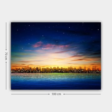 Lerretsbilde 70x100 cm - Fargerik byutsikt ved solnedgang med refleksjoner i vannet - Mørk blå / Oransje / Lys grønn - Interiør - Maleri & posters - Lerretsbilder