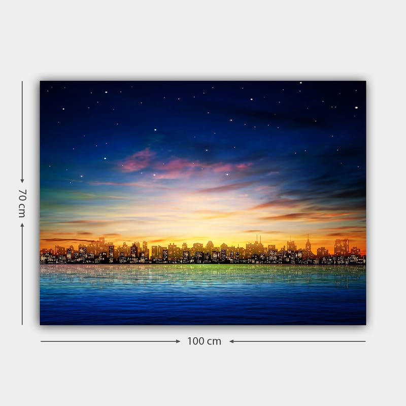 Lerretsbilde 70x100 cm - Fargerik byutsikt ved solnedgang med refleksjoner i vannet - Mørk blå / Oransje / Lys grønn - Interiør - Maleri & posters - Lerretsbilder
