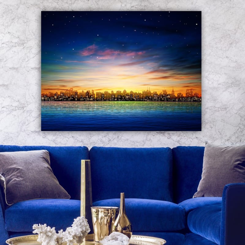 Lerretsbilde 70x100 cm - Fargerik byutsikt ved solnedgang med refleksjoner i vannet - Mørk blå / Oransje / Lys grønn - Interiør - Maleri & posters - Lerretsbilder