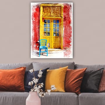 Lerretsbilde 70x100 cm - Fargerik dør med en blå stol foran på en rød vegg - Gul / Rød / Blå - Interiør - Maleri & posters - Lerretsbilder