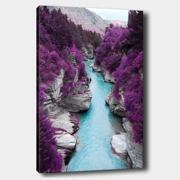 Lerretsbilde 70x100 cm - Fargerik elv som slynger seg gjennom en fjellkløft omgitt av lilla trær og steiner - Lilla / Turkis - Interiør - Maleri & posters - Lerretsbilder
