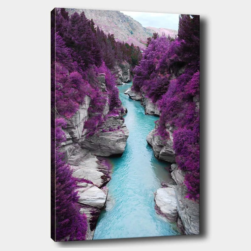Lerretsbilde 70x100 cm - Fargerik elv som slynger seg gjennom en fjellkløft omgitt av lilla trær og steiner, Lilla / Turkis