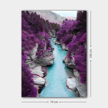 Lerretsbilde 70x100 cm - Fargerik elv som slynger seg gjennom en fjellkløft omgitt av lilla trær og steiner - Lilla / Turkis - Interiør - Maleri & posters - Lerretsbilder