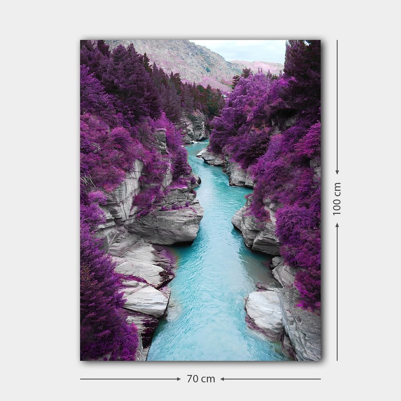 Lerretsbilde 70x100 cm - Fargerik elv som slynger seg gjennom en fjellkløft omgitt av lilla trær og steiner - Lilla / Turkis - Interiør - Maleri & posters - Lerretsbilder