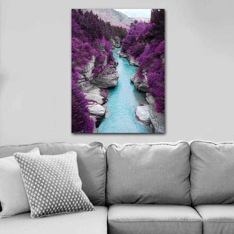 Lerretsbilde 70x100 cm - Fargerik elv som slynger seg gjennom en fjellkløft omgitt av lilla trær og steiner - Lilla / Turkis - Interiør - Maleri & posters - Lerretsbilder