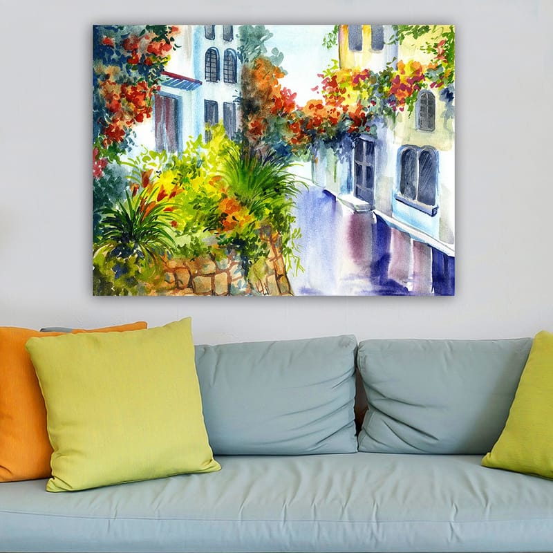 Lerretsbilde 70x100 cm - Fargerik gate med blomster og grøntområder i et middelhavsmiljø - Grønn / Rød / Blå - Interiør - Maleri & posters - Lerretsbilder