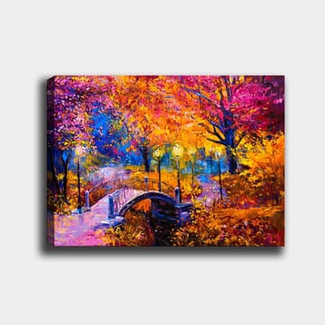 Lerretsbilde 70x100 cm - Fargerik høstscene med en bro som spenner over en stille vannflate, omgitt av trær i varme høstfarger - Oransje / Lilla / Gul - Interiør - Maleri & posters - Lerretsbilder