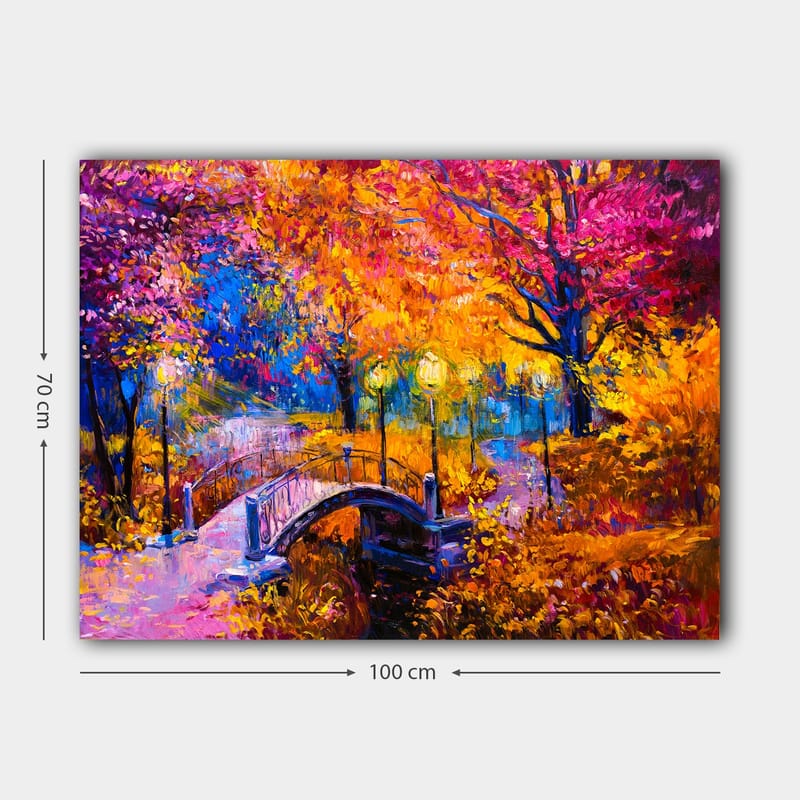 Lerretsbilde 70x100 cm - Fargerik høstscene med en bro som spenner over en stille vannflate, omgitt av trær i varme høstfarger - Oransje / Lilla / Gul - Interiør - Maleri & posters - Lerretsbilder