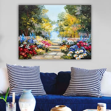 Lerretsbilde 70x100 cm - Fargerik hage med blomsteroppsatser og en asfaltert sti som fører inn i et frodig miljø - Grønn / Rød / Blå - Interiør - Maleri & posters - Lerretsbilder