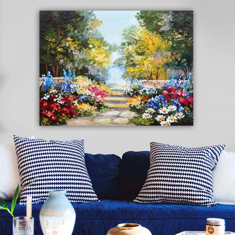 Lerretsbilde 70x100 cm - Fargerik hage med blomsteroppsatser og en asfaltert sti som fører inn i et frodig miljø - Grønn / Rød / Blå - Interiør - Maleri & posters - Lerretsbilder