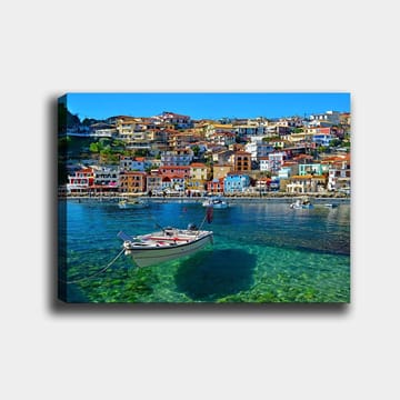 Lerretsbilde 70x100 cm - Fargerik havn med en båt forankret i klart vann, omgitt av livlige hus - Blå / Rød / Gul - Interiør - Maleri & posters - Lerretsbilder