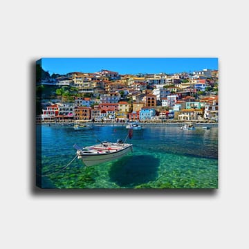 Lerretsbilde 70x100 cm - Fargerik havn med en båt forankret i klart vann, omgitt av livlige hus - Blå / Rød / Gul - Interiør - Maleri & posters - Lerretsbilder