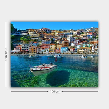 Lerretsbilde 70x100 cm - Fargerik havn med en båt forankret i klart vann, omgitt av livlige hus - Blå / Rød / Gul - Interiør - Maleri & posters - Lerretsbilder