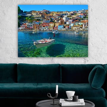 Lerretsbilde 70x100 cm - Fargerik havn med en båt forankret i klart vann, omgitt av livlige hus - Blå / Rød / Gul - Interiør - Maleri & posters - Lerretsbilder