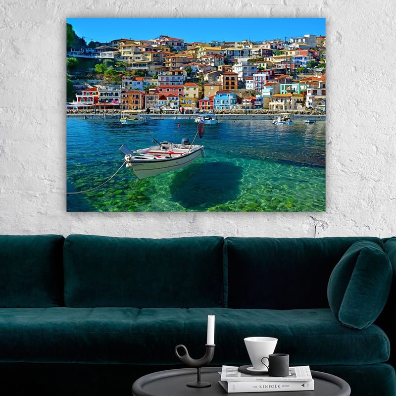 Lerretsbilde 70x100 cm - Fargerik havn med en båt forankret i klart vann, omgitt av livlige hus - Blå / Rød / Gul - Interiør - Maleri & posters - Lerretsbilder