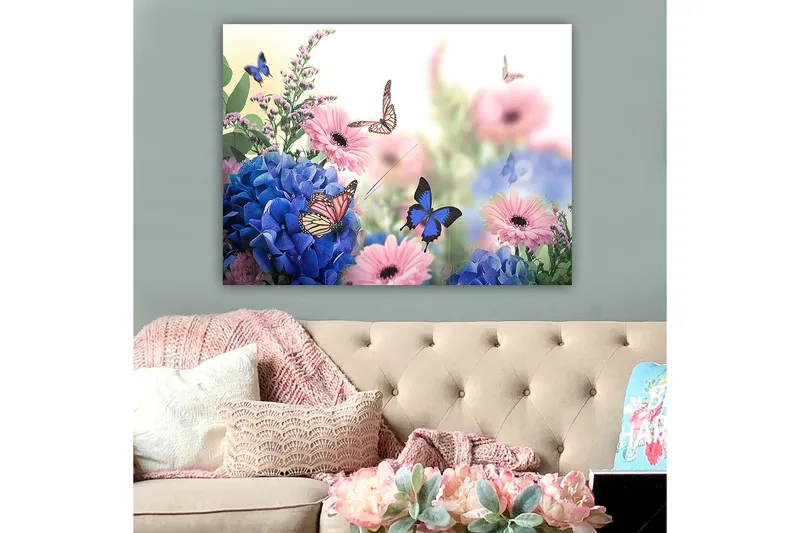 Lerretsbilde 70x100 cm - Fargerik komposisjon av blomster og sommerfugler i et harmonisk naturmiljø - Blå / Rosa / Lilla - Interiør - Maleri & posters - Lerretsbilder
