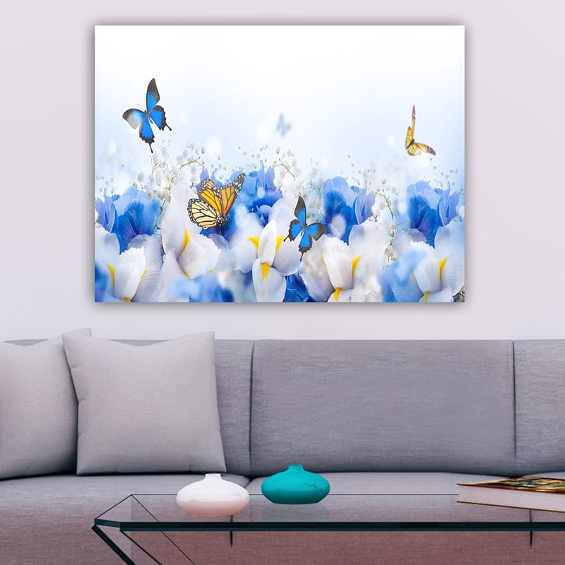 Lerretsbilde 70x100 cm - Fargerik komposisjon av sommerfugler som svever over hvite og blå blomster - Blå / Hvit / Gul - Interiør - Maleri & posters - Lerretsbilder