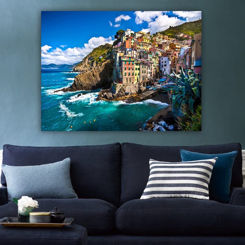 Lerretsbilde 70x100 cm - Fargerik kystlandsby med fargerike hus som klatrer opp klippene ved havet - Blå / Grønn / Beige - Interiør - Maleri & posters - Lerretsbilder