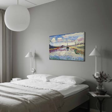 Lerretsbilde 70x100 cm - Fargerik landskapsmaleri med en båt som glir over en speilblank vannoverflate under en dramatisk himmel - Blå / Hvit / Grønn - Interiør - Maleri & posters - Lerretsbilder