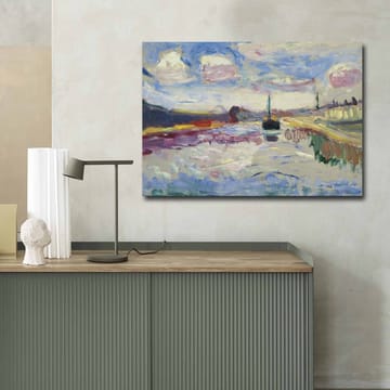 Lerretsbilde 70x100 cm - Fargerik landskapsmaleri med en båt som glir over en speilblank vannoverflate under en dramatisk himmel - Blå / Hvit / Grønn - Interiør - Maleri & posters - Lerretsbilder