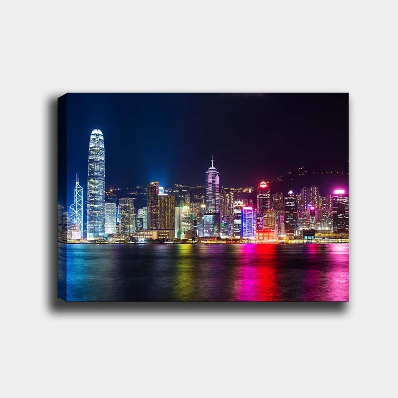 Lerretsbilde 70x100 cm - Fargerik nattutsikt over Hong Kongs skyline med opplyste skyskrapere, Blå / Lilla / Rosa