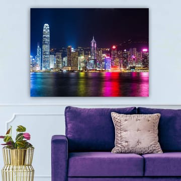 Lerretsbilde 70x100 cm - Fargerik nattutsikt over Hong Kongs skyline med opplyste skyskrapere - Blå / Lilla / Rosa - Interiør - Maleri & posters - Lerretsbilder