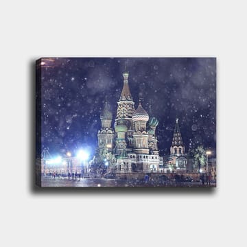 Lerretsbilde 70x100 cm - Fargerik og detaljert utsikt over den berømte Vasilijkatedralen i Moskva, omgitt av snøfall - Grønn / Rød / Blå - Interiør - Maleri & posters - Lerretsbilder