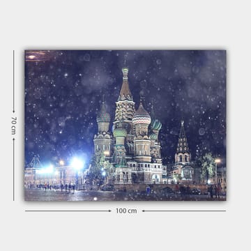 Lerretsbilde 70x100 cm - Fargerik og detaljert utsikt over den berømte Vasilijkatedralen i Moskva, omgitt av snøfall - Grønn / Rød / Blå - Interiør - Maleri & posters - Lerretsbilder