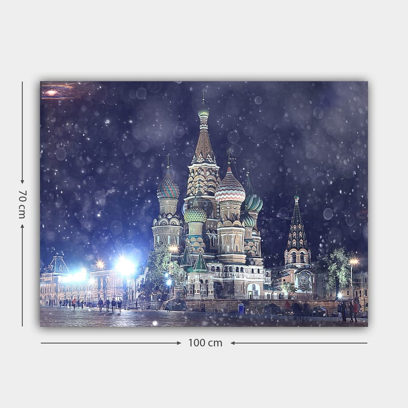 Lerretsbilde 70x100 cm - Fargerik og detaljert utsikt over den berømte Vasilijkatedralen i Moskva, omgitt av snøfall - Grønn / Rød / Blå - Interiør - Maleri & posters - Lerretsbilder