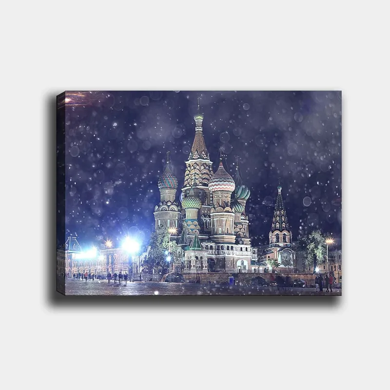 Lerretsbilde 70x100 cm - Fargerik og detaljert utsikt over den berømte Vasilijkatedralen i Moskva, omgitt av snøfall, Grønn / Rød / Blå