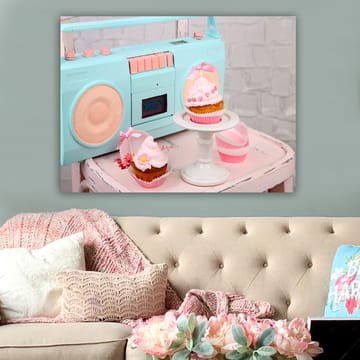 Lerretsbilde 70x100 cm - Fargerik og leken komposisjon med cupcakes og en retro kassettspiller - Turkis / Rosa / Beige - Interiør - Maleri & posters - Lerretsbilder