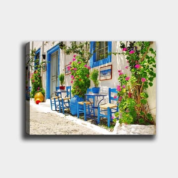 Lerretsbilde 70x100 cm - Fargerik og livlig gate med blå stoler og blomsterpotter i middelhavsmiljø - Blå / Grønn / Rosa - Interiør - Maleri & posters - Lerretsbilder