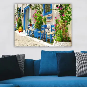 Lerretsbilde 70x100 cm - Fargerik og livlig gate med blå stoler og blomsterpotter i middelhavsmiljø - Blå / Grønn / Rosa - Interiør - Maleri & posters - Lerretsbilder