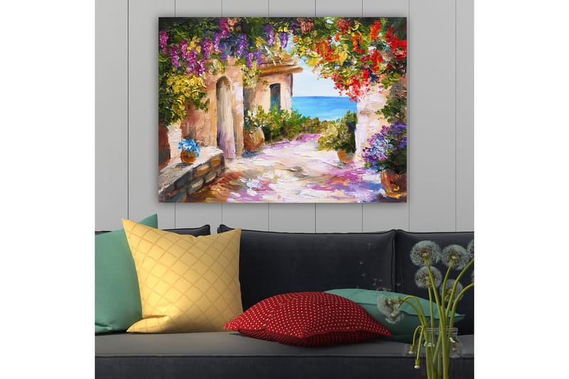 Lerretsbilde 70x100 cm - Fargerik og livlig smug med blomster og havutsikt - Lilla / Grønn / Rød - Interiør - Maleri & posters - Lerretsbilder
