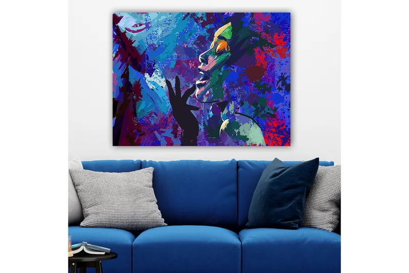 Lerretsbilde 70x100 cm - Fargerik og uttrykksfull portrettmaleri av en kvinne som gestikulerer med hånden mot ansiktet, Blå / Grønn / Lilla