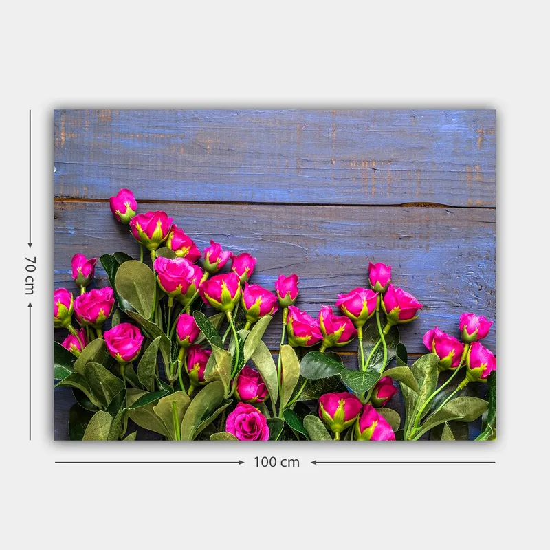 Lerretsbilde 70x100 cm - Fargerik samling av rosa roser mot en blå trebakgrunn - Rosa / Grønn / Blå - Interiør - Maleri & posters - Lerretsbilder