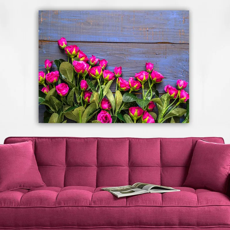 Lerretsbilde 70x100 cm - Fargerik samling av rosa roser mot en blå trebakgrunn - Rosa / Grønn / Blå - Interiør - Maleri & posters - Lerretsbilder