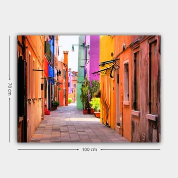 Lerretsbilde 70x100 cm - Fargerik smug med livlige hus i forskjellige nyanser - Oransje / Lilla / Grønn - Interiør - Maleri & posters - Lerretsbilder