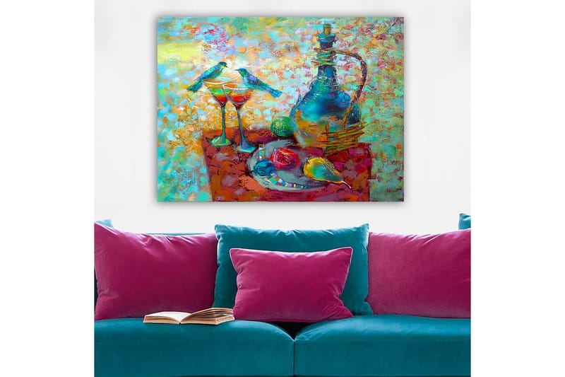 Lerretsbilde 70x100 cm - Fargerik stillhet med en karaffel, to glass og frukt på et bord, omgitt av fugler, Turkis / Rød / Gul
