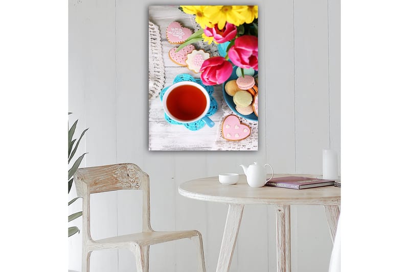 Lerretsbilde 70x100 cm - Fargerik stillhet med en kopp te, blomster og dekorerte kaker, Rød / Rosa / Grønn