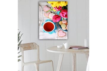 Lerretsbilde 70x100 cm - Fargerik stillhet med en kopp te, blomster og dekorerte kaker - Rød / Rosa / Grønn - Interiør - Maleri & posters - Lerretsbilder