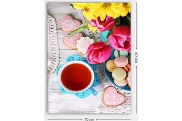 Lerretsbilde 70x100 cm - Fargerik stillhet med en kopp te, blomster og dekorerte kaker - Rød / Rosa / Grønn - Interiør - Maleri & posters - Lerretsbilder
