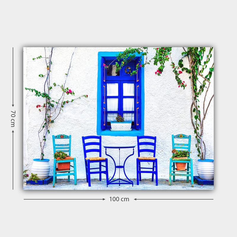 Lerretsbilde 70x100 cm - Fargerik utendørs spiseplass med blå stoler og vinduer i middelhavsmiljø - Blå / Grønn / Hvit - Interiør - Maleri & posters - Lerretsbilder