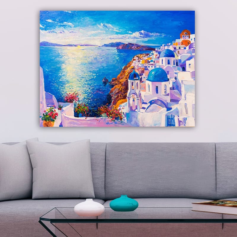 Lerretsbilde 70x100 cm - Fargerik utsikt over en gresk kystby med hvite bygninger og blå kupler som strekker seg mot havet - Blå / Hvit / Oransje - Interiør - Maleri & posters - Lerretsbilder