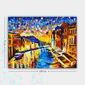 Lerretsbilde 70x100 cm - Fargerik utsikt over en kanal med bygninger og båter under en solnedgang i en by - Blå / Oransje / Gul - Interiør - Maleri & posters - Lerretsbilder