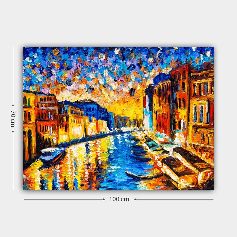 Lerretsbilde 70x100 cm - Fargerik utsikt over en kanal med bygninger og båter under en solnedgang i en by - Blå / Oransje / Gul - Interiør - Maleri & posters - Lerretsbilder