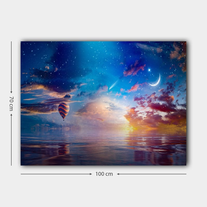 Lerretsbilde 70x100 cm - Fargerik varmluftsballong svever over en speillignende overflate under en stjernehimmel med dramatiske skyer og en måne - Blå / Oransje / Rød - Interiør - Maleri & posters - Lerretsbilder